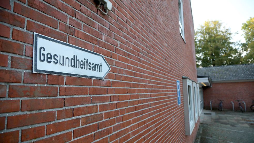 Ein Schild weist auf den Eingang zum Gesundheitsamt hin. Das Gesundheitsamt ist für die Schuleingangsuntersuchungen verantwortlich. Foto: Romuald Banik