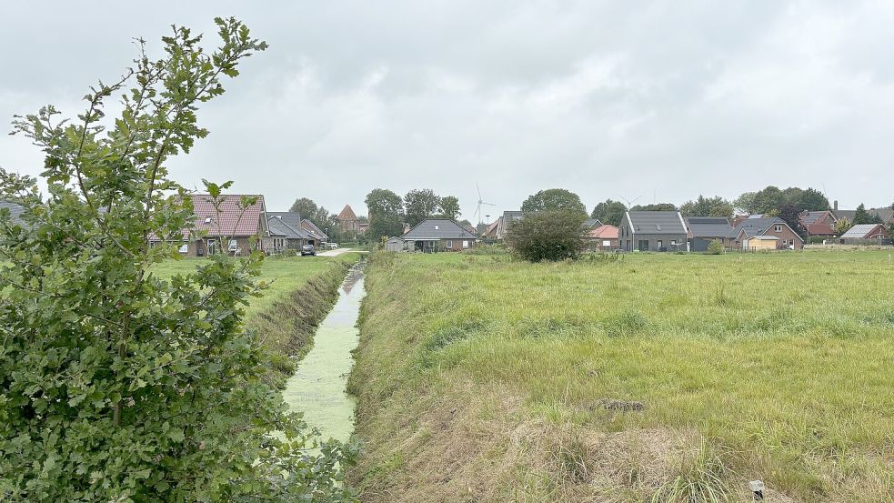 Blick auf den Graben und das Baugebiet am Manneweg in Simonswolde. Es liegt in einer Senke und stand im Juli ebenfalls unter Wasser.