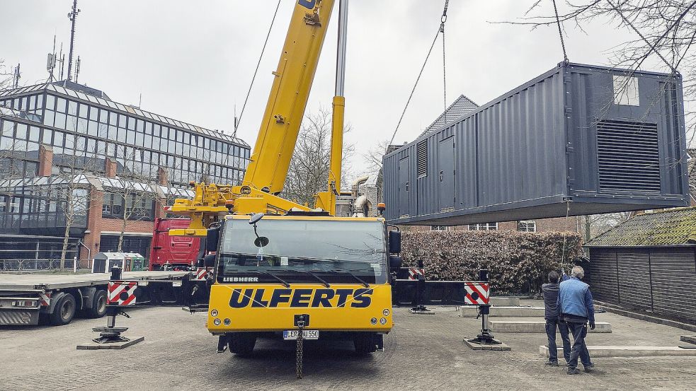 Das neue Notstromaggregat wurde in einem separaten Container im Außenbereich des Auricher Kreishauses errichtet. Foto: Landkreis Aurich