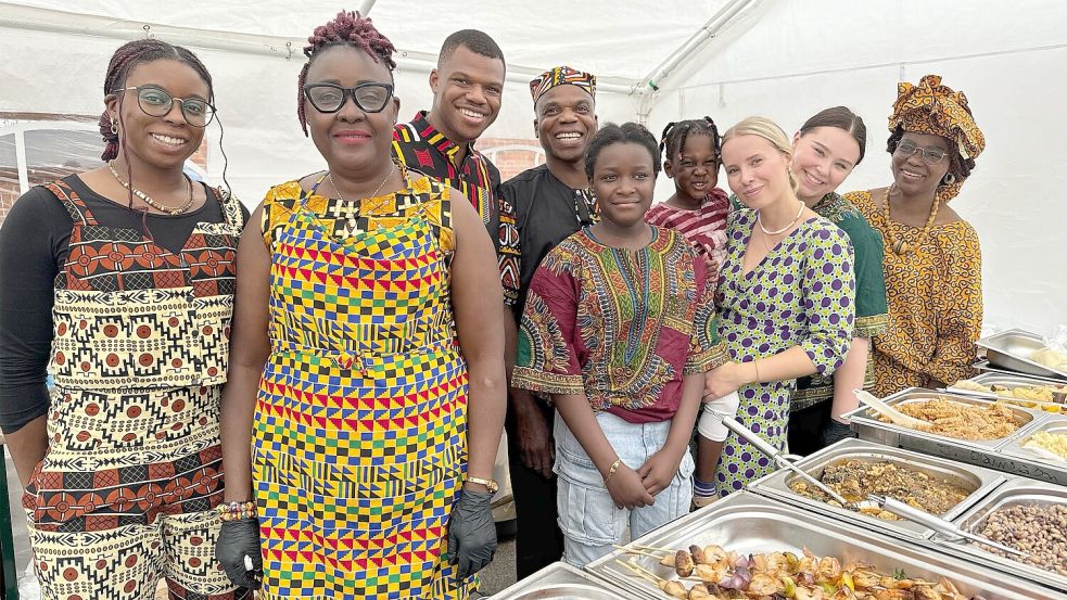 Gute Stimmung am Stand mit Spezialitäten aus Togo. Foto: Holger Janssen