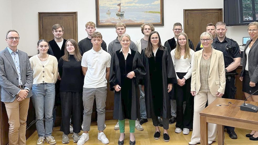 Schüler des Auricher Gymnasiums Ulricianum mit Justizministerin Dr. Kathrin Wahlmann (Mitte, mit Robe, links) im Schwurgerichtssaal des Landgerichts. Foto: Landgericht Aurich
