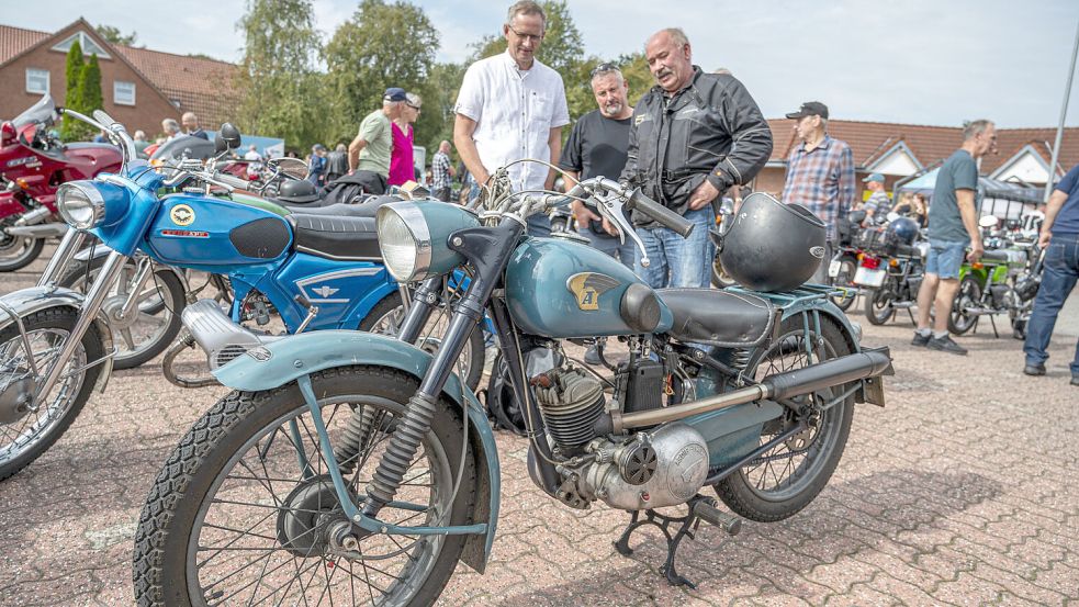 Besucher nutzten den Tag für Fachsimpeleien. Fotos: Folkert Bents