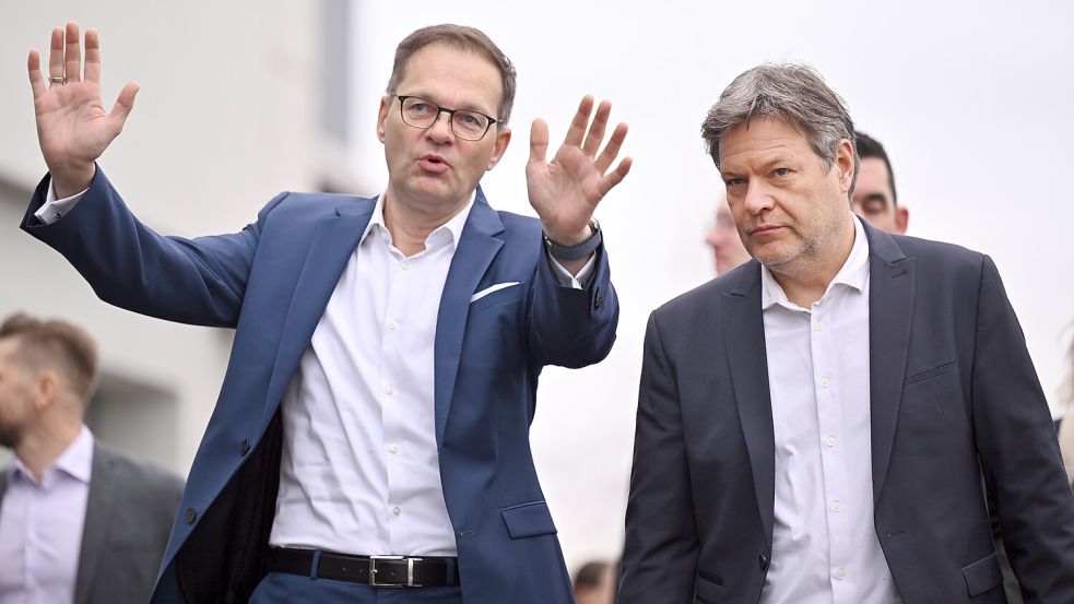 Jenoptik-Chef Stefan Traeger und Wirtschaftsminister Robert Habeck. Die AfD-Erfolge sind ein Risiko für die ostdeutsche Wirtschaft. Foto: dpa/Martin Schutt