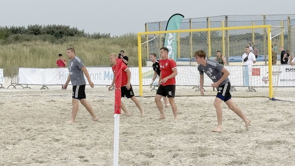 Der SV Großefehn und der SV Hage kennen sich gut: Erst am Mittwoch trafen beide Teams in der Bezirksliga aufeinander. Foto: Rebecca Kresse