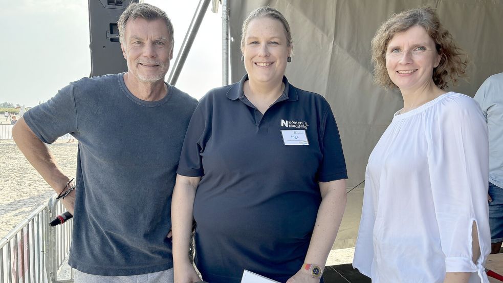 Thomas Helmer, Inga Graber und Eva Krüger-Linzer waren zufrieden mit dem Auftakt des Turniers am Freitag. Foto: Rebecca Kresse
