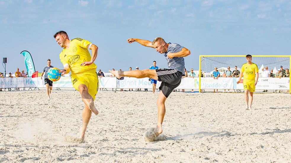 Die Mannschaften schenkten sich nichts – die Anstrengung auf dem Sand war ihnen dennoch anzusehen. Foto: Max Cloos/Tourismus-Service