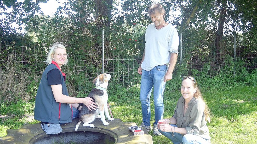 Sandra Bohlen (von links), Dr. Stefan Oetjen („DocStefan“) mit seiner Hündin Loula und Tania Makkay im Hundegehege in Großefehn. Foto: Gerd-Arnold Ubben