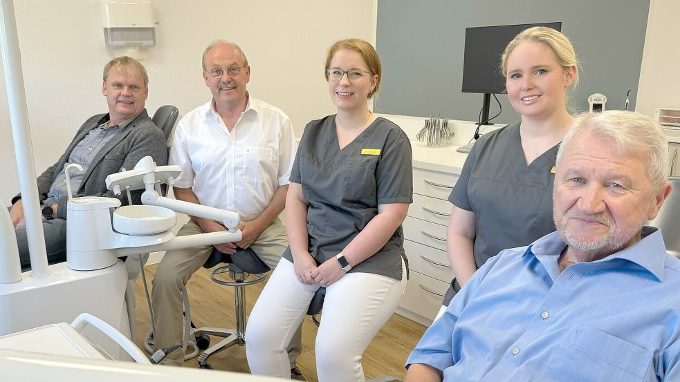 Probeweise nahmen Bürgermeister Thomas Erdwiens (links) und Ortsvorsteher Stefan Kleinert (rechts) auf den Behandlungsstühlen von Dr. Ina Reinken (Mitte) und Dr. Kathrin Frevert Platz, die die Praxis von Dr. Franz Josef Robke übernommen haben. Foto: Holger Janssen