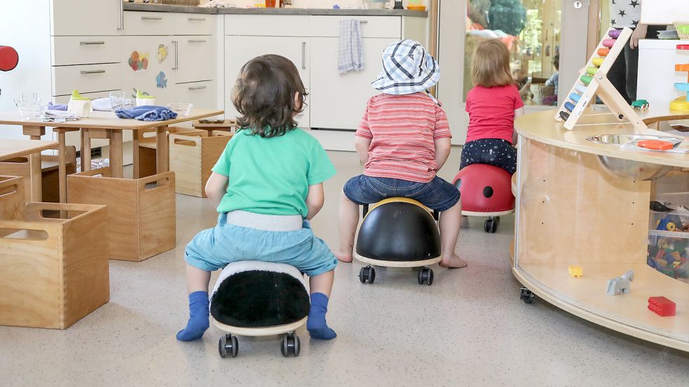 Krippenkinder fahren auf Fahrzeugen durch ihren Gruppenraum. Vor allem Eltern von Krippenkindern sind von der Gebührenänderung im Landkreis Aurich betroffen. Foto. Romuald Banik
