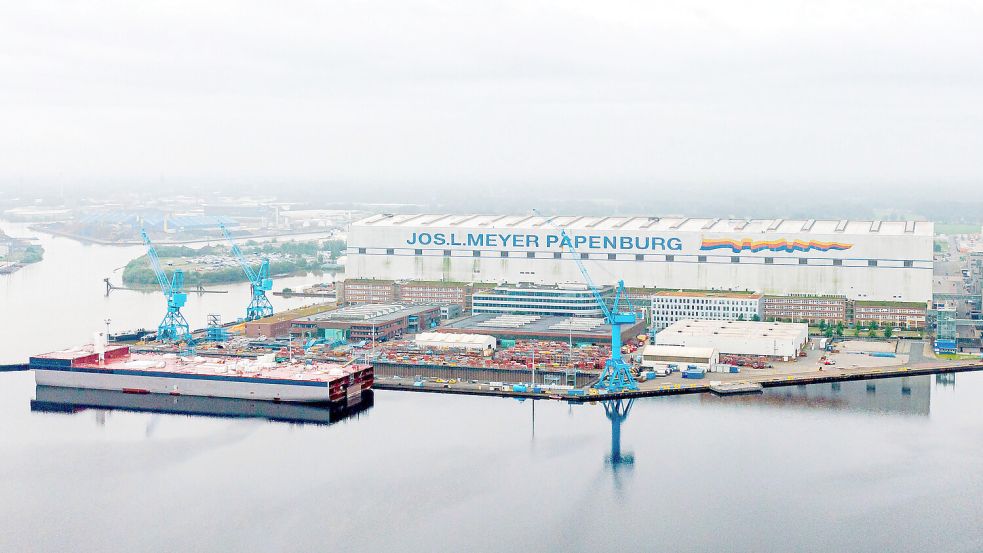 Die Meyer Werft baut Kreuzfahrtschiffe in Papenburg. Das Unternehmen braucht Hilfe. Foto: Sina Schuldt/dpa