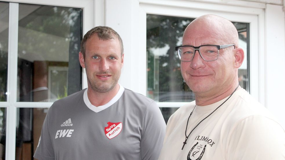 Der neue SpVg-Vorsitzende Ralf Dreiling (rechts) sowie Vorstandsmitglied und Geschäftsführer Stefan Wilts sind zwar nicht immer einer Meinung, aber sie verfolgen ein gemeinsames Ziel: Sie wollen zusammen mit ihrem neuen Vorstandskollegen Hendrik Poppinga den Traditionsverein fit für die Zukunft machen. Foto: Wolf-Rüdiger Saathoff