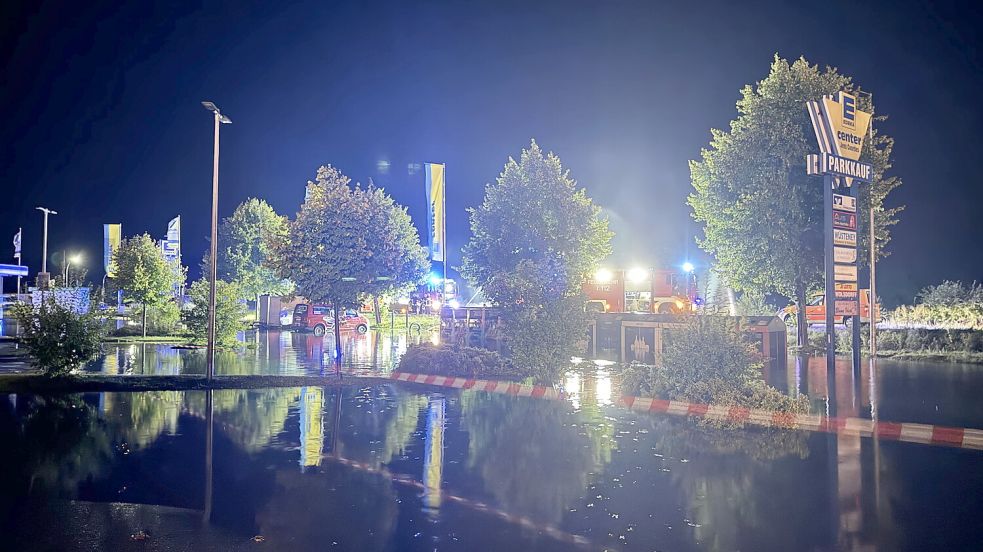 In der Nacht zu Mittwoch wurden Parkplatz und Tankstelle am E-Center „Parkkauf“ überflutet. Foto: Holger Janssen