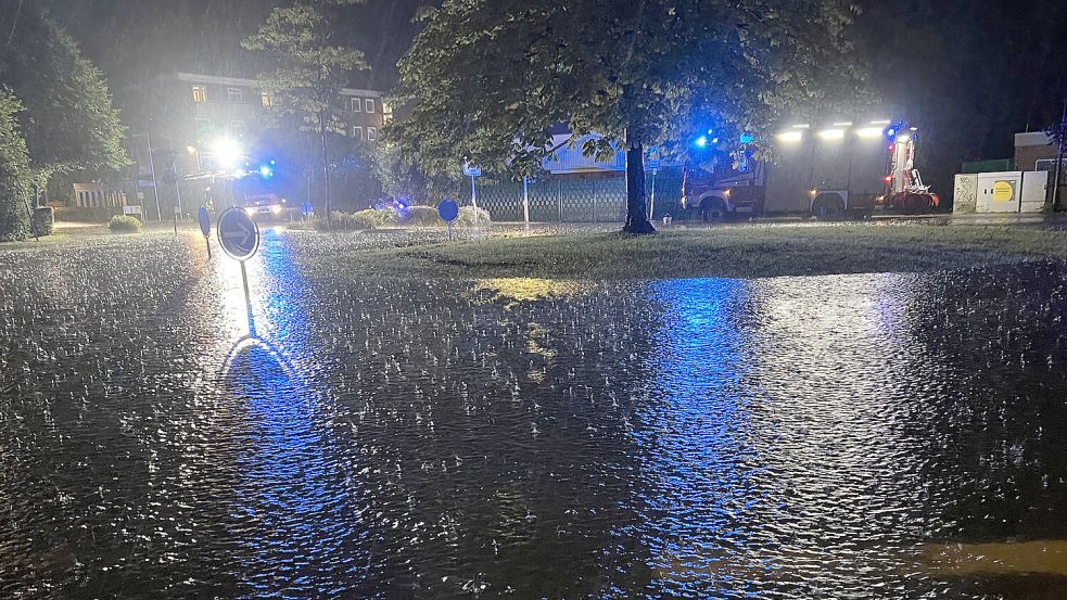 Gerade saniert wurde die Popenser Straße. Der Kreisel am Awo-Heim war dennoch überflutet. Foto: Volker Altrock