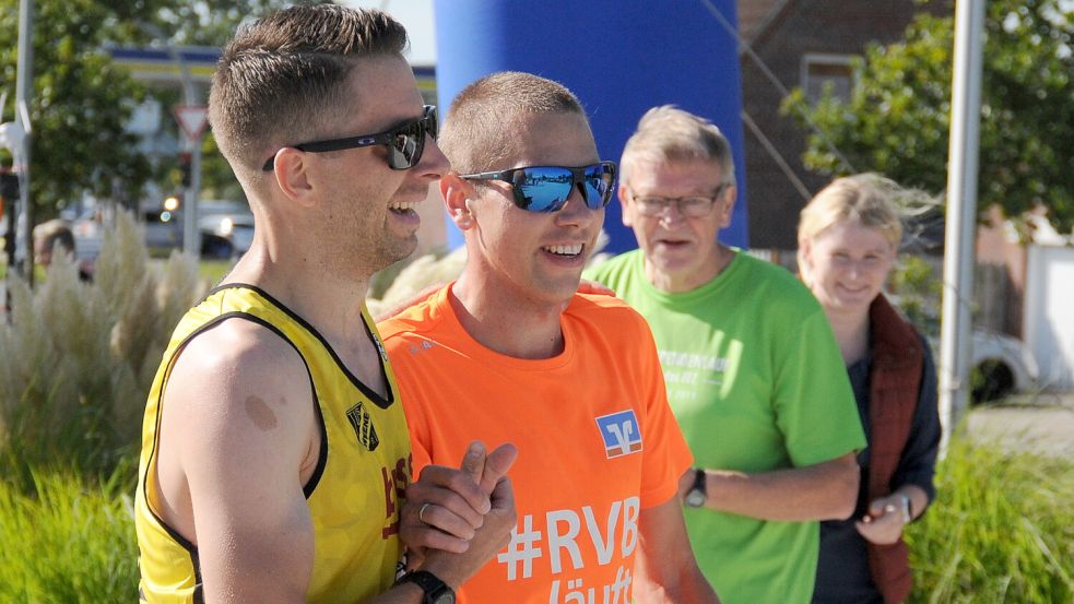 Sieger unter sich: Bei den Männern kamen 2023 beim Zehn-Kilometer-Lauf Matthias Heinken (links) und Kai Biermann als Erste ins Ziel. Foto: Udo Hippen