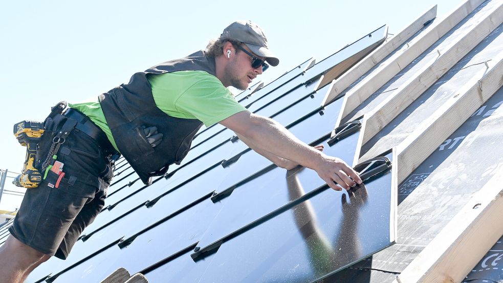 Es geht voran: Installation eines Photovoltaik-Dachs. Foto: dpa/Bernd Weißbrod