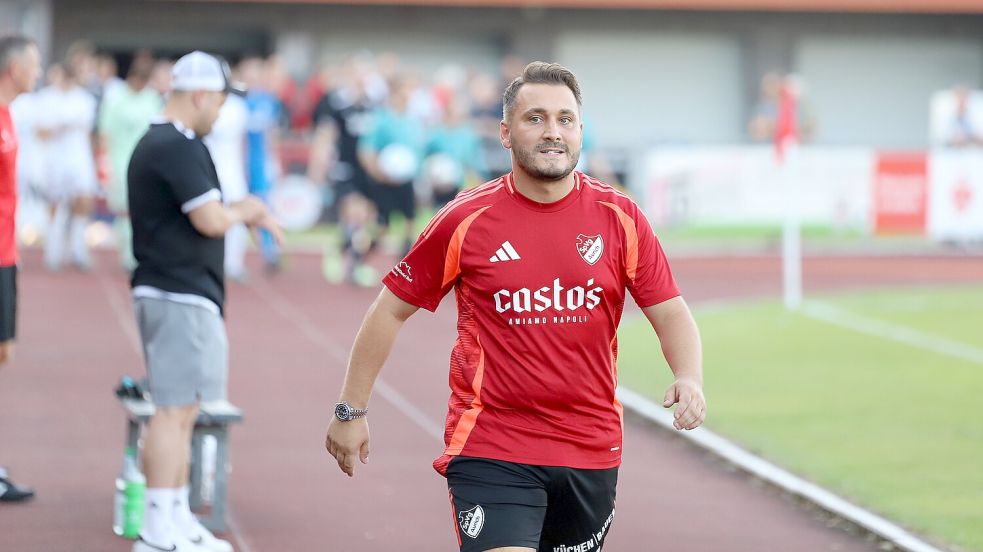 SpVg-Trainer Claudio Casto will mit seiner Mannschaft in Esens bestehen. Bi Le Tran (im Hintergrund) spielt mit Großefehn in Pewsum. Foto: Wilfried Gronewold
