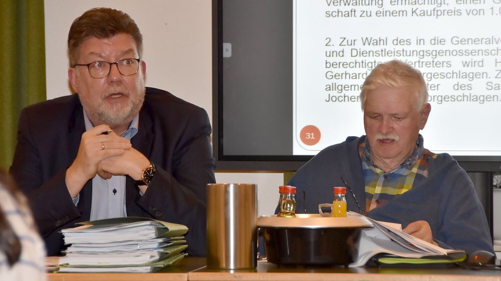 Brookmerlands Ratsvorsitzender Burkhard Heuer (SPD, hier rechts neben Samtgemeindebürgermeister Gerhard Ihmels, SPD, in einer Sitzung im September 2023) hat künftig als Sitzungsleiter mehr zu tun, wenn er über die Einhaltung der Zeitlimits wachen soll. Foto: Thomas Dirks