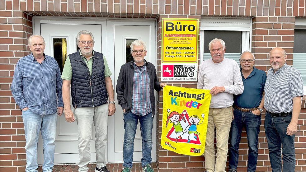 Heinz Kleemann (von links), Hans-Jürgen Dieken, Andreas Kruse, Alwin Goldenstein, Karl Heinz Helmers und Hans-Friedel Walther mit dem neuen Banner für Sicherheit im Straßenverkehr der Auricher Verkehrswacht. Foto: Lasse Paulsen