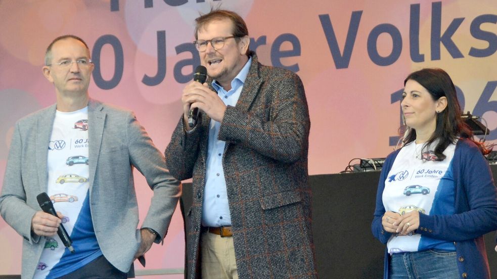 Der Emder Oberbürgermeister Tim Kruithoff (Mitte) am Sonnabend beim VW-Familienfest mit Werksleiter Uwe Schwartz und Gesamtbetriebsratschefin Daniela Cavallo.Foto: Aiko Recke