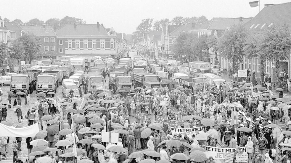 Riesenauflauf: 1972 machen die Landwirte mobil und blockieren mit mehreren Hundert Treckern die Innenstadt, um für ihre Belange zu demonstrieren. Foto: Archiv Dunkmann