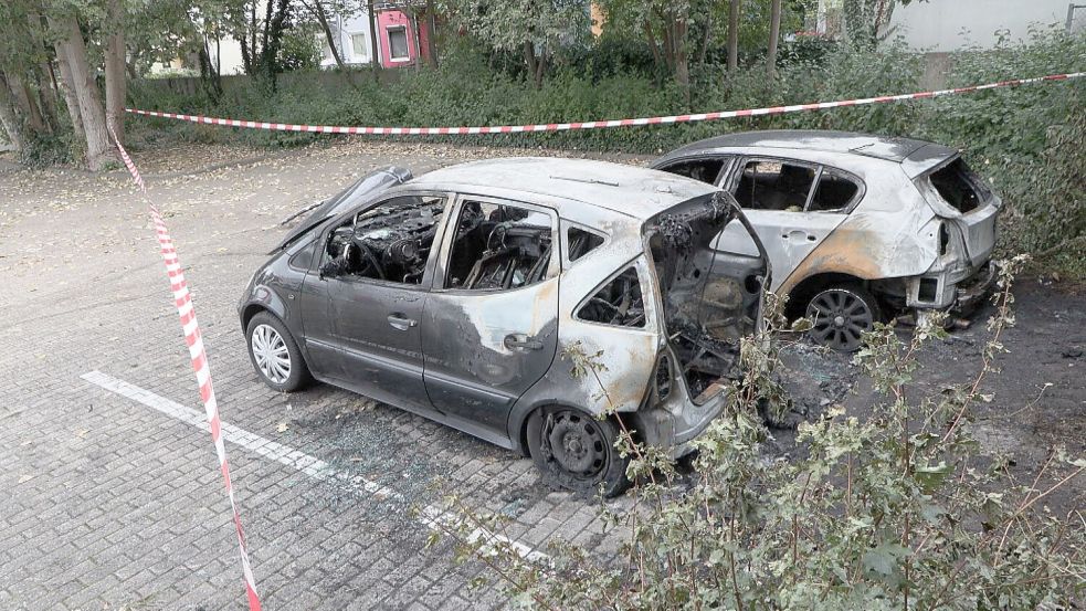 Auf einem Supermarkt-Parkplatz in Bremen-Walle standen am Montagabend acht Autos in Flammen. Foto: Nonstopnews