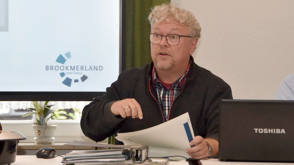 Brookmerlands Kämmerer Stephan Weers erläuterte dem Rat den Haushalt. Das Bild zeigt ihn in der Finanzausschusssitzung am 10. September dieses Jahres. Fotografieren während seines Redebeitrags in der Ratssitzung war verboten. Foto: Thomas Dirks