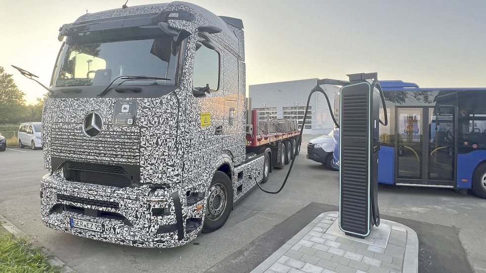 E-Lastwagen sind sauber, klimaschonend und sehr teuer. Damit sie sich durchsetzen, braucht es genug Ladesäulen in ganz Europa. Foto: IMAGO/MiS