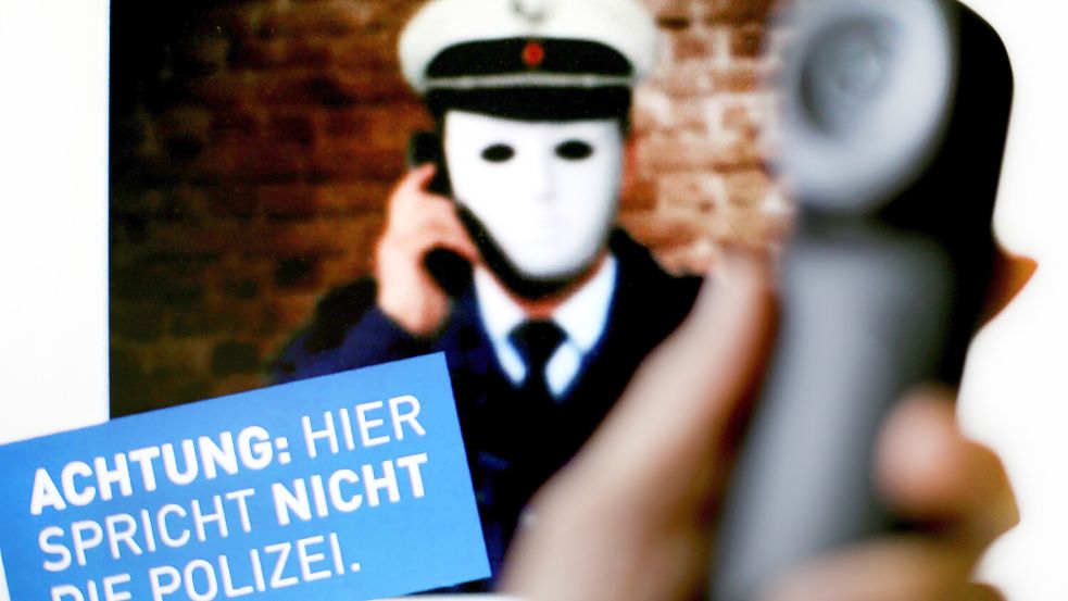 Immer wieder nehmen Betrüger mit der Masche des falschen Polizisten vor allem Rentnern viel Geld ab. Foto: Martin Gerten