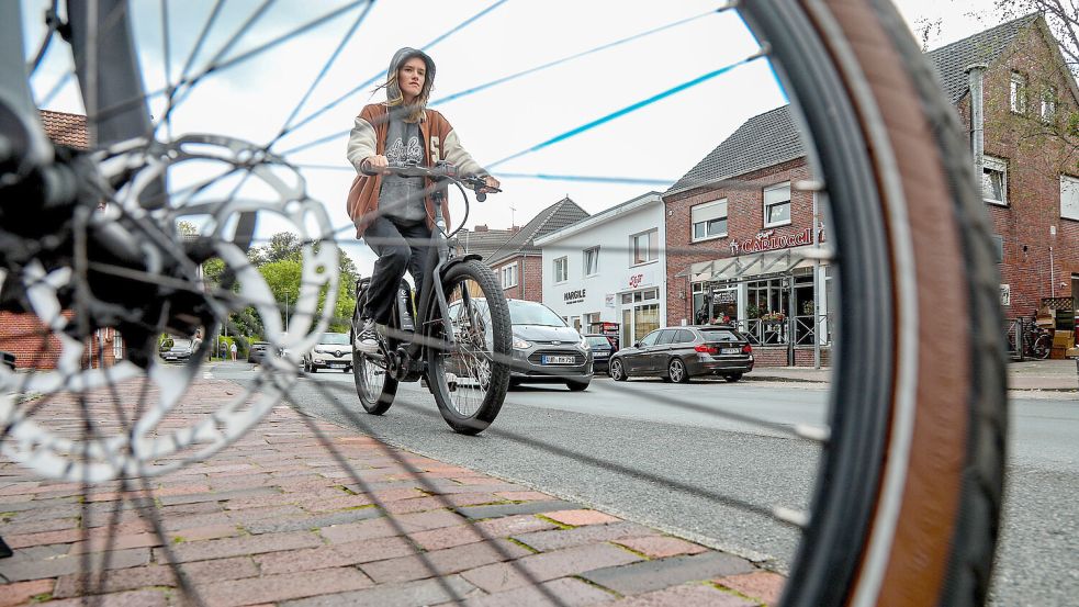 Voller Schlaglöcher, entspricht der vorhandene Radweg auch von der Breite her nicht mehr den heutigen Anforderungen. Foto: Romuald Banik