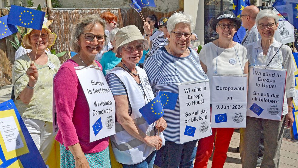 Die Auricher „Omas gegen Rechts“ warben im Mai beim Fußgängerzonenfest für die Teilnahme an der Europawahl. Foto: Aiko Recke