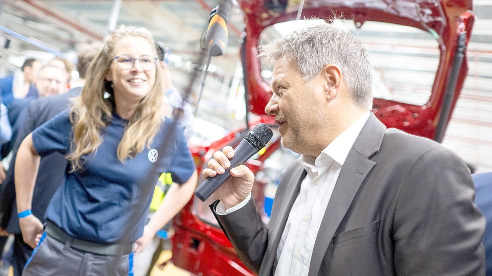 Die Emder VW-Werkerin Kirsten Harms zeigte Vizekanzler Robert Habeck ihren Arbeitsplatz an der Produktionslinie in Halle 20. Foto: DPA