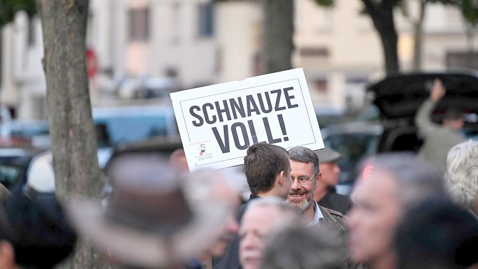 AfD-Anhänger in Cottbus bei einer Wahlkampfveranstaltung. Wie stark wird die Partei am Sonntag in Brandenburg? Foto: AFP/Ralf Hirschberger