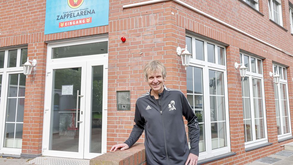 Was lange und länger währte, ist nun endlich gut genug: Frank Acker darf sein Spieleparadies „Zappelarena“ am Wulfter Turm in Osnabrück öffnen. Foto: Jörn Martens