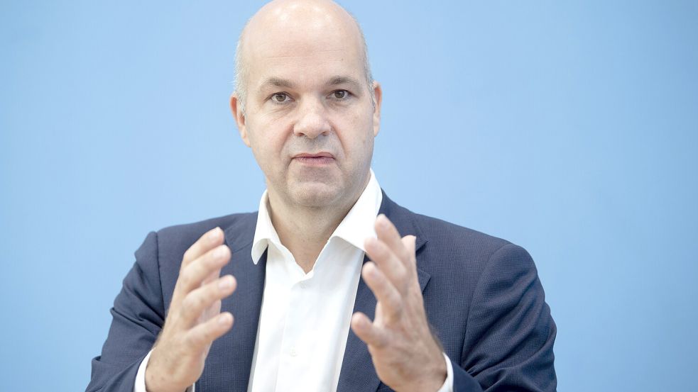 „Bei denjenigen, die zurückbleiben, steigt der Frust“: DIW-Präsident Marcel Fratzscher warnt vor Abwanderung von Fachkräften und Unternehmen in AfD-starken Regionen. Foto: IMAGO/IPON
