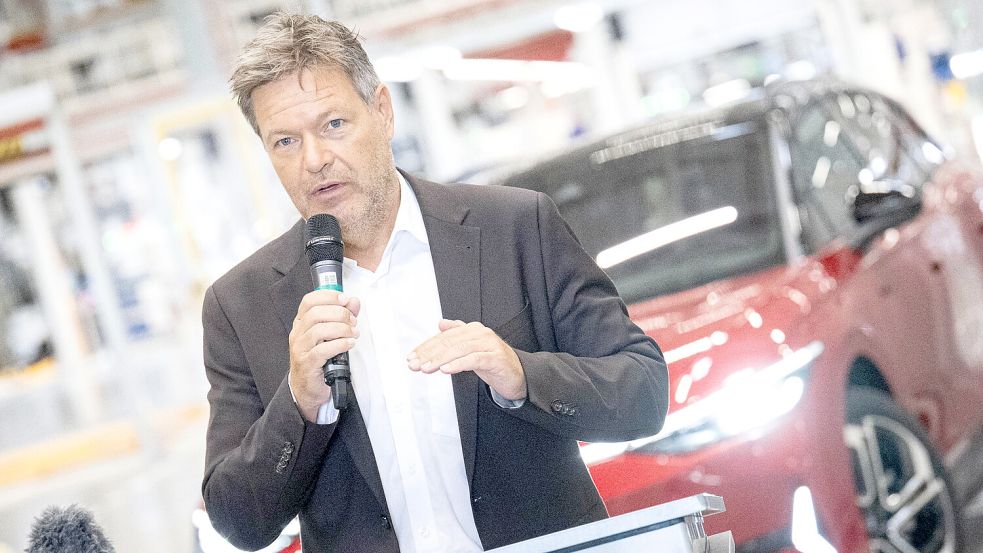 Robert Habeck beim Besuch im Emder VW-Werk. Foto: DPA