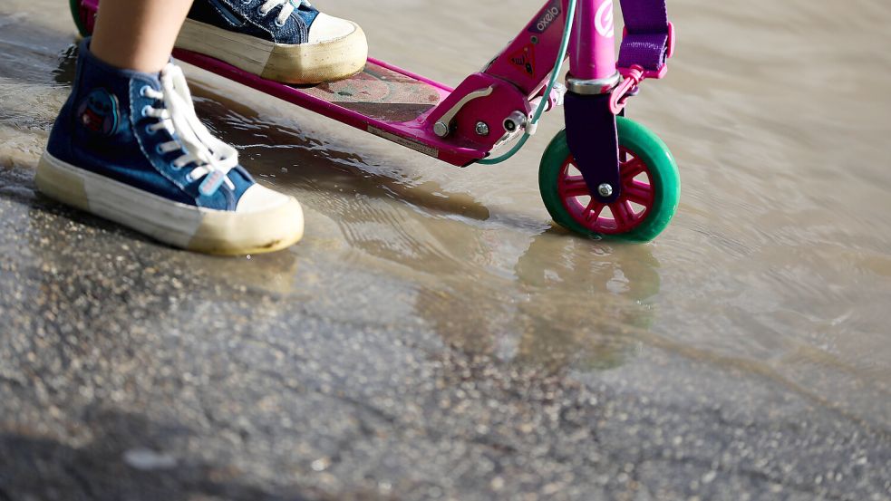 Wenn der Sommer vorbei ist, werden in zahlreichen Haushalten Kleidung und Schuhe herbst-, winter- und wasserfest gemacht. Foto: IMAGO / NurPhoto
