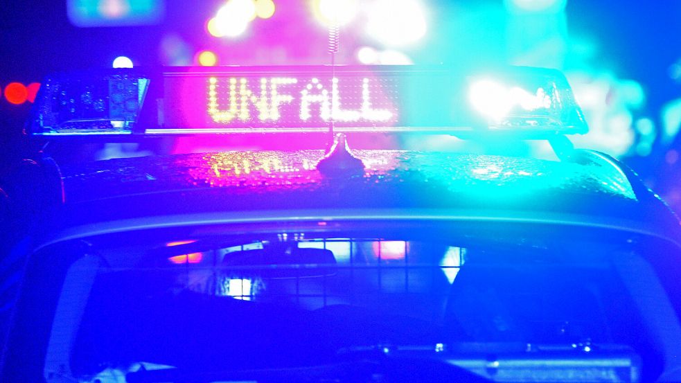 Mit Blaulicht und einem LED-Schriftzug warnt die Polizei vor einer Unfallstelle. Foto: Stefan Puchner/DPA
