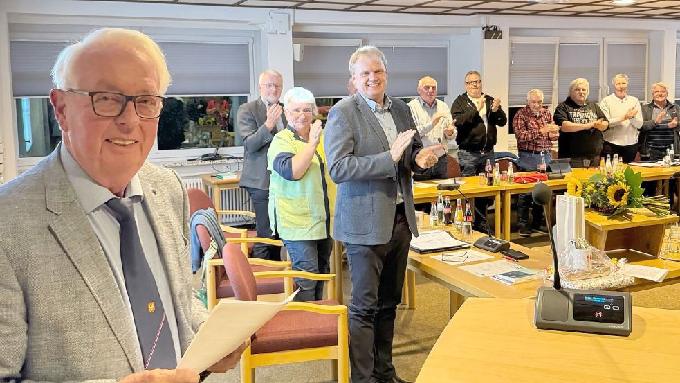 Abschied mit Applaus: Nach seiner Rede gab es für Hilko Gerdes stehende Ovationen. Foto: Martina Dirksen