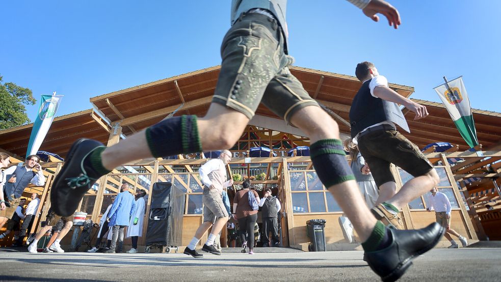 Fünf Euro kostet ein Tütchen Wiesnkoks auf dem Oktoberfest. Was hinter dem Begriff steckt. Foto: dpa/Karl-Josef Hildenbrand