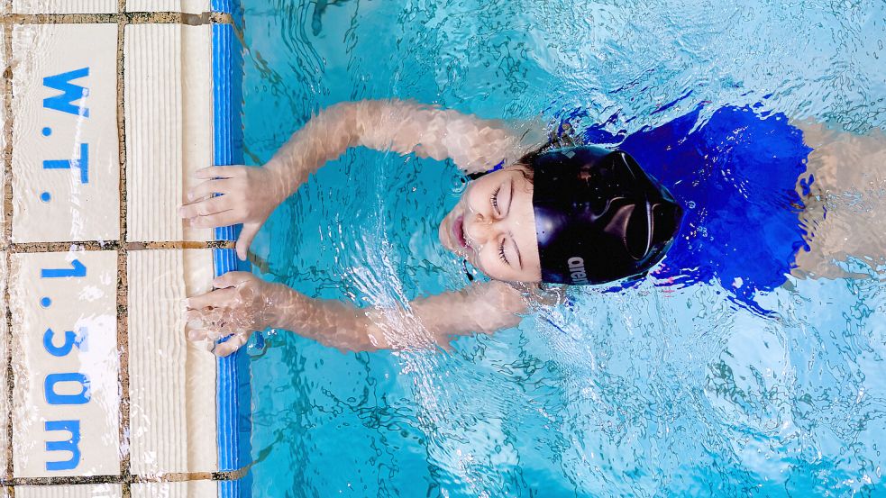 Freie Plätze in Kinder-Schwimmkursen sind schwer zu ergattern. Aus der Not der Eltern versuchen viele Anbieter Profit zu schlagen. Foto: imago images/Funke Foto Services
