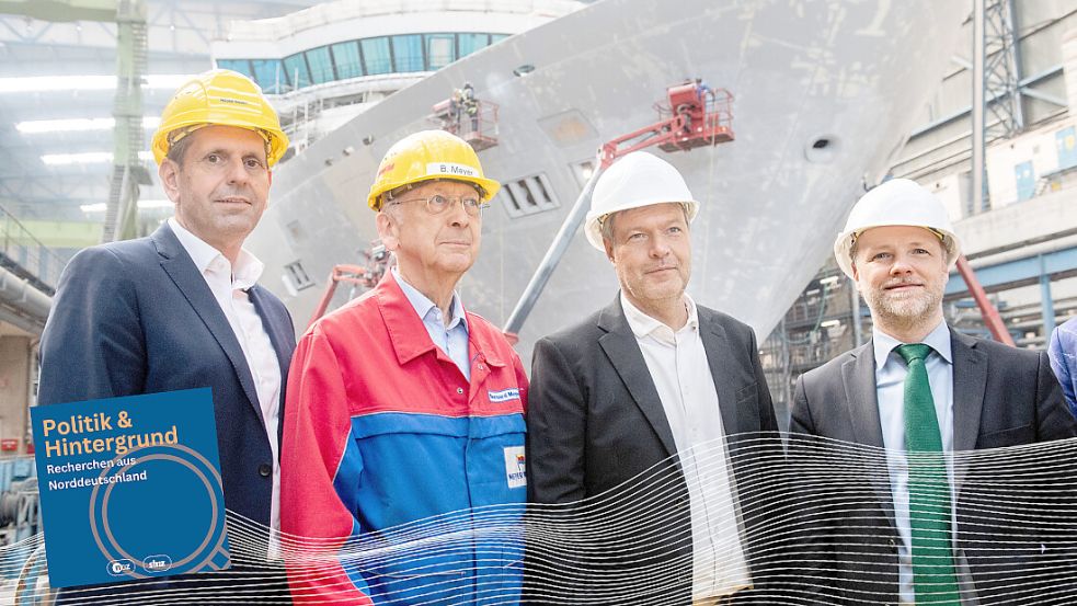 Einer von vielen Politiker-Besuchen auf der Meyer Werft war der von Bundeswirtschaftsminister Robert Habeck (zweiter von links). Er kam, als die Rettung bereits besiegelt war. Foto: Hauke-Christian Dittrich/dpa