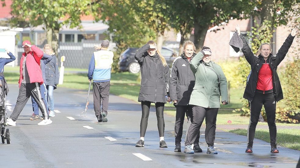 Die Leegmoorer Mannschaftsführerin Imke Mülder (von rechts) und ihre Mitstreiterinnen Amke Weber, Wiebke Behrends und Marie Frerichs erwarten den nächsten Wurf von einer Mannschaftskollegin. Fotos: Wilfried Gronewold