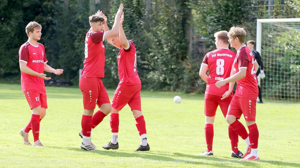 Der Erfolg ist zurück. Nach drei Niederlagen hintereinander durften die Fußballer von Westerende vier Tore in Wiesens bejubeln. Foto: Wilfried Gronewold