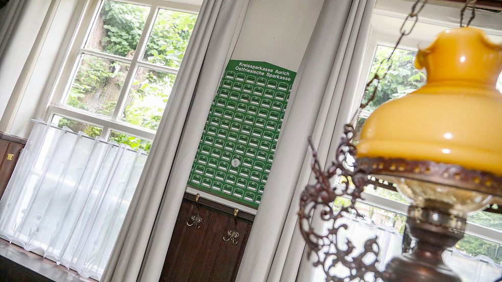 Im Kneipenraum hängt noch der alte Sparschrank. Foto: Romuald Banik