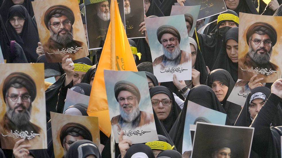 Während in vielen arabischen Staaten Trauer u den Tod von Hisbollah-Chef Hassan Nasrallah herrscht, soll in Israel gefeiert werden. Foto: dpa/AP/Vahid Salemi