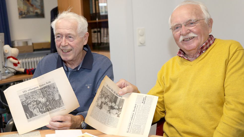 Ihre Anfänge liegen in den 1970er-Jahren: Die ehemaligen Realschullehrer Wolfgang de Vries und Hartmut Buschmann prägten in den 1980ern den guten Ruf der Schule und blieben ihr Jahrzehnte treu. Gemeinsam erinnern sie sich bei den ON an alte Zeiten. Foto: Romuald Banik