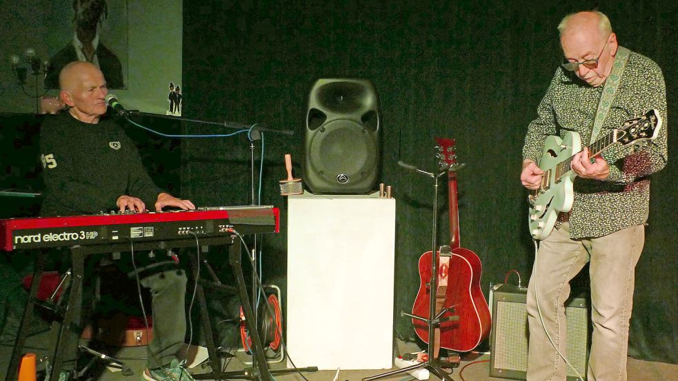 Zwei Rock-Veteranen, die sich exzellent ergänzen: Gitarrist Dick Taylor und Jürgen Pluta an den Keyboards. Foto: Werner Jürgens