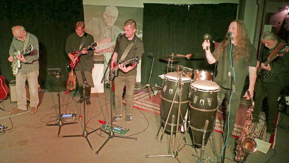 Altmeister Dick Taylor und die Tallyman ließen bei ihrem Konzert im Zwischenraum viele alte Blues- und Rock-Klassiker neu aufleben. Foto:Werner Jürgens