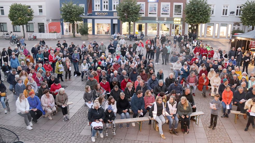 Die Redner sahen gut gefüllte Bänke. Foto: Karin Böhmer