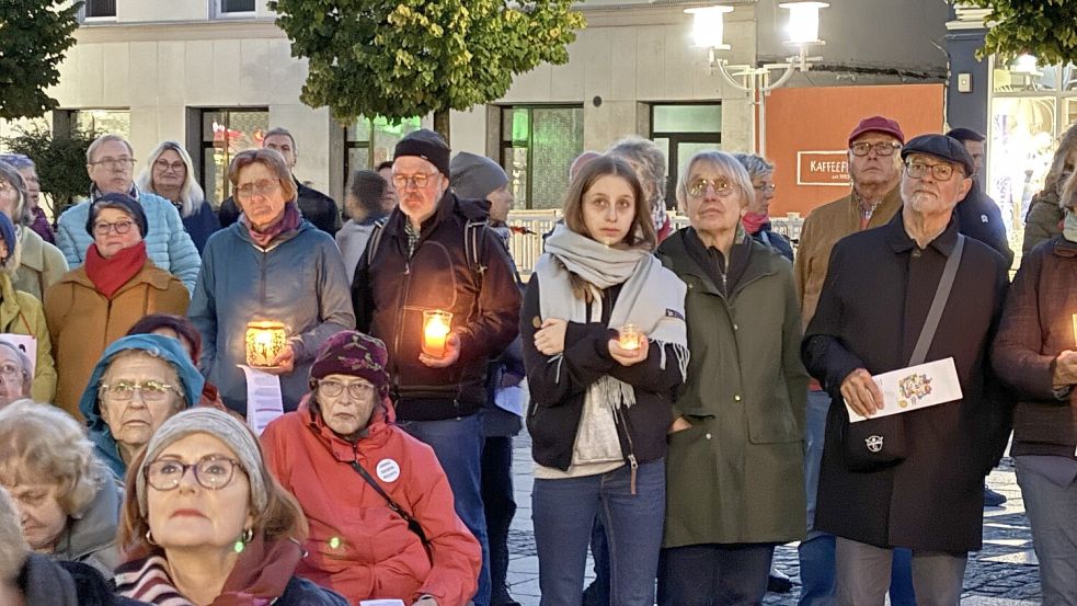 Schon früh hatten einige Teilnehmer Lichter in der Hand. Foto: Karin Böhmer